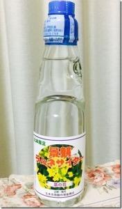 青いふたと透明な瓶の景観ラムネサイダーの写真